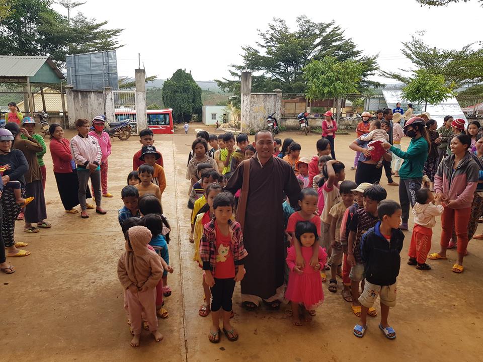 Tặng 250 phần quà tết cho đồng bào nghèo Đắk Blao, Đắk Glong