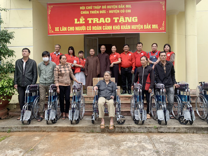 Đăk Mil: Trao tặng 8 xe lăn cho người khuyết tật 