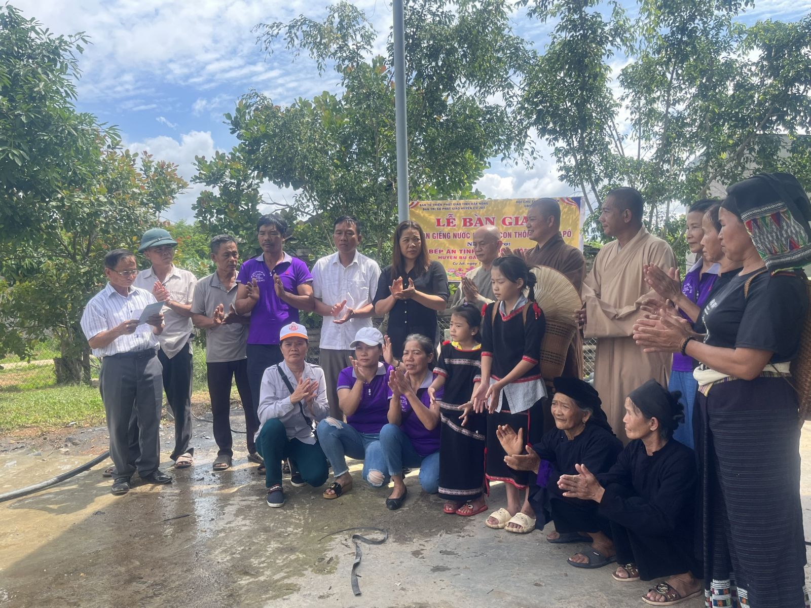 Lễ bàn giao giếng nước sạch cho bà con thôn 4, xã Ea Pô, huyện Cư Jút, tỉnh Đắk Nông.
