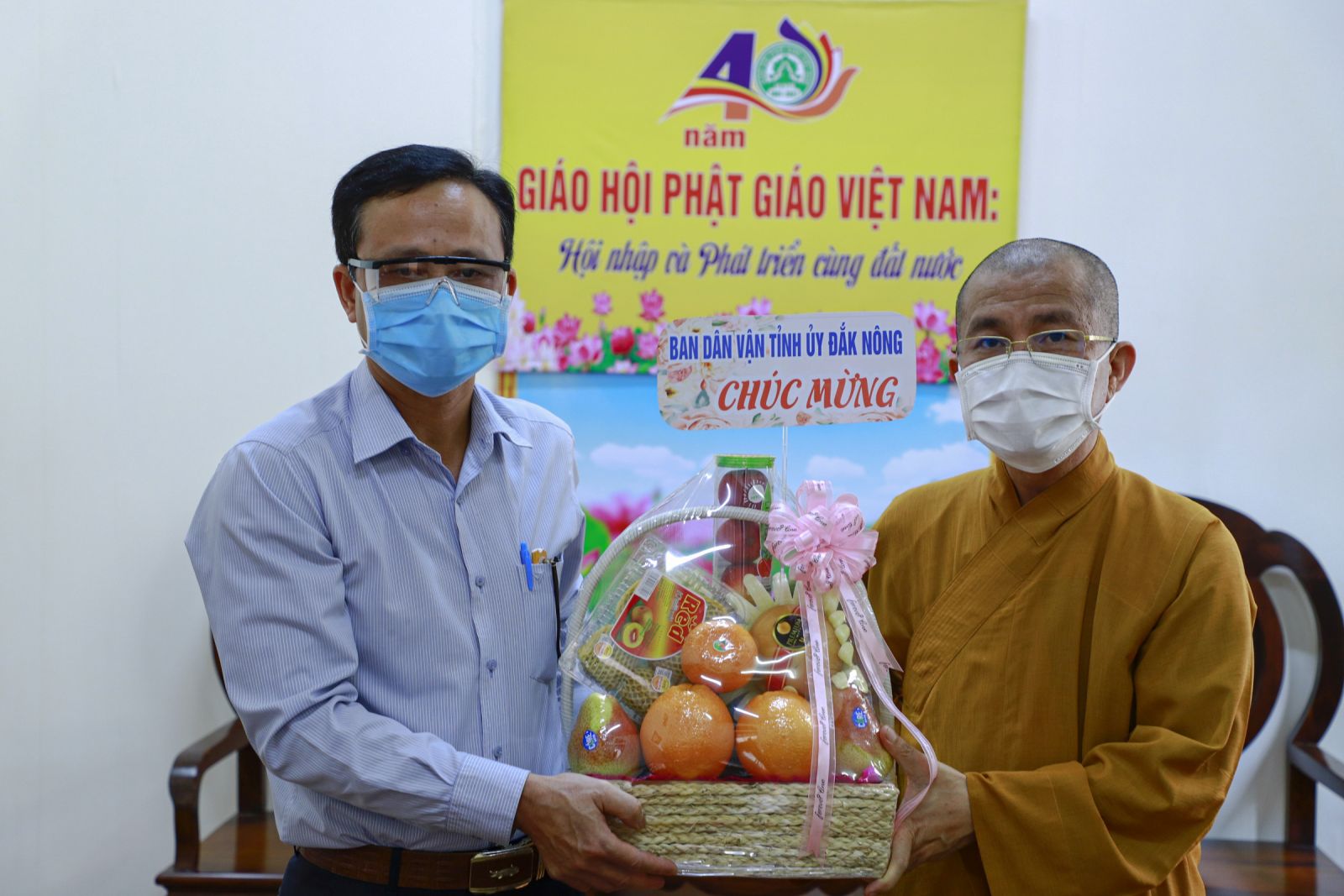 Ban Dân vận tỉnh Đăk Nông chúc mừng Kỷ niệm 40 năm thành lập GHPGVN đến chùa Pháp Hoa.