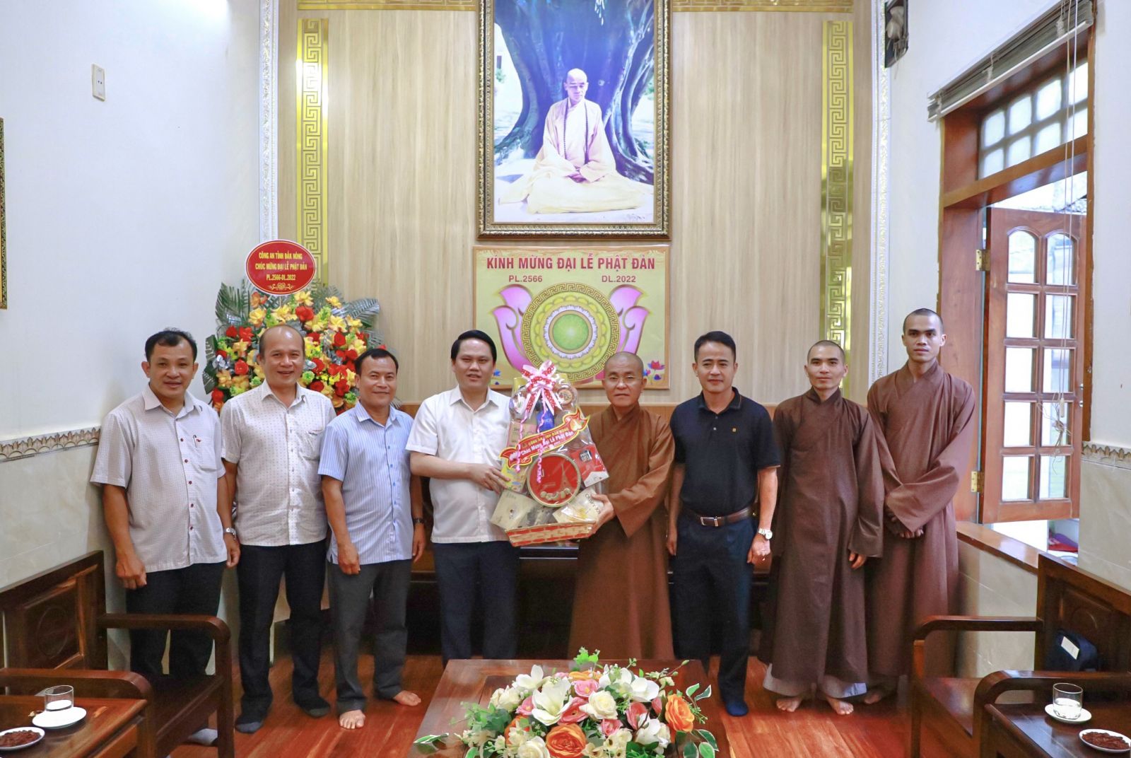 Lãnh đạo Công an tỉnh Đăk Nông cùng các Ban, ngành chúc mừng Đại lễ Phật đản đến chùa Pháp Hoa.