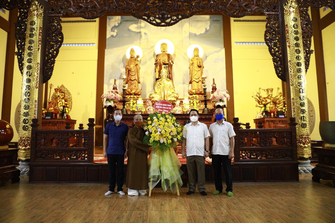 Các ban ngành thăm và Chúc mừng Đại lễ Vu Lan đến chùa Pháp Hoa.