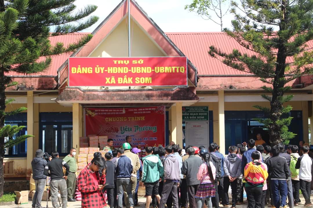 Ban Từ Thiện PG tỉnh Đắk Nông kết hợp BTSPG huyện Đắk Glong trao tặng 200 phần quà.