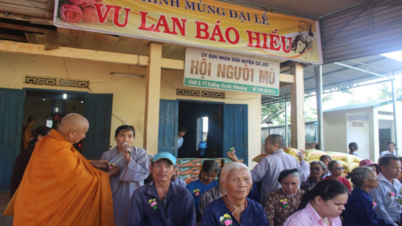 Ban từ thiện Phật giáo tỉnh Đăk Nông phát quà cho hội người khuyết tật