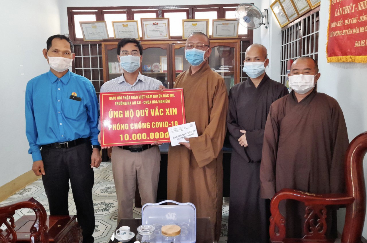 Trường hạ chùa Hoa Nghiêm ủng hộ  quỹ mua Vắc xin phòng chống dịch Covid 19