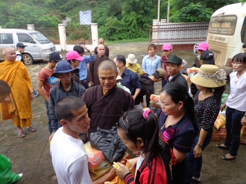 Phật giáo huyện Đăk R'lấp tặng quà cho Hội người mù huyện Cư Jut