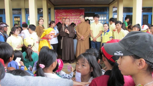 Quà trung thu và quà cho hộ nghèo tại huyện Krong Nô