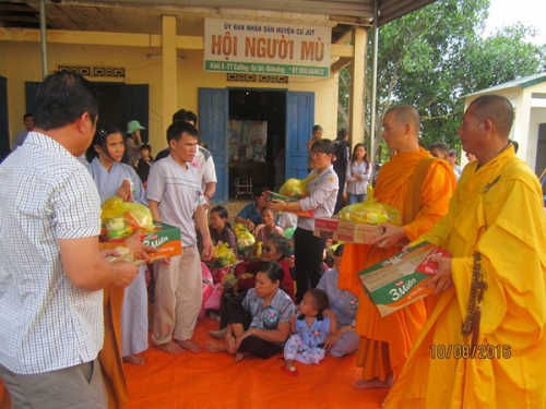 Cư Jút: Phật giáo huyện tặng quà Vu Lan đến Hội người mù