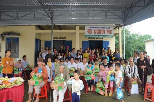 Ban Hoằng pháp tổ chức Vu Lan cho Hội người mù huyện Cư Jut