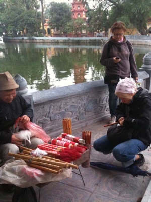 Những tình huống đáng yêu về 'Tây' đi lễ chùa Việt viết sớ bằng tiếng Anh