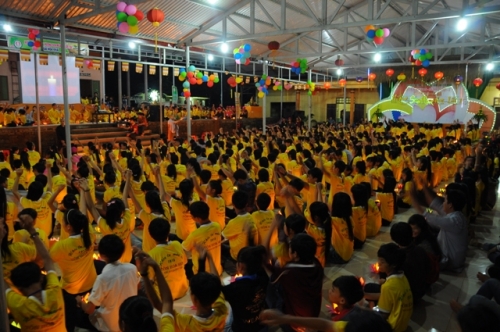 Những giọt nước mắt lăn dài trên má tại đêm hoa đăng "Ơn nghĩa sinh thành"