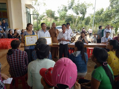Đoàn y bác sĩ khám bịnh phát thuốc và quà trung thu tại xã Hưng Bình