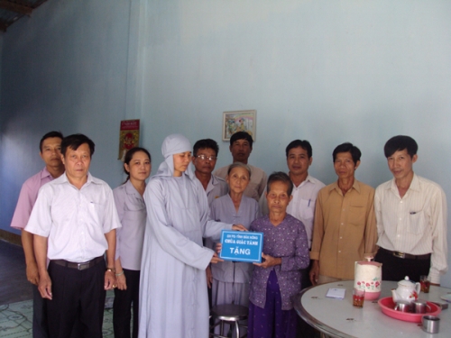 Phật giáo huyện Krông Nô trao tặng nhà Đại đoàn kết