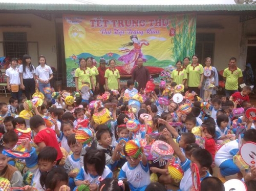 Niệm Phật Đường Phước Hoa tặng quà Trung Thu cho 3 trường mầm non.