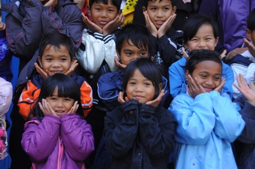 Chùa Liên Hoa Kiến Đức tặng áo mùa đông cho học sinh đồng bào và học sinh nghèo