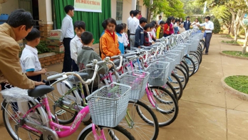 Gia Nghĩa: Đạo tràng Ngọc Đạt tặng xe đạp cho học sinh nghèo