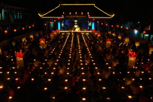 Chùa Pháp Hoa lung linh đêm hoa đăng Lễ vía Phật  Thành Đạo