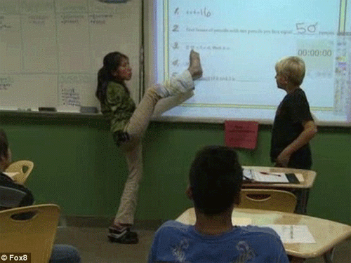 Cô giáo dạy toán ... bằng chân!