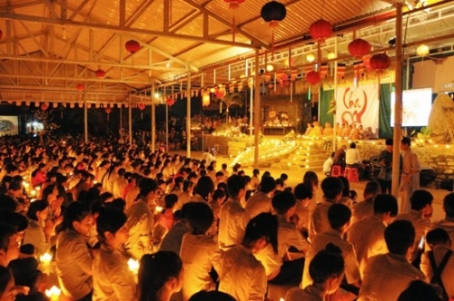 Đêm đốt nến tri ân Cha Mẹ tại chùa Hoa Khai