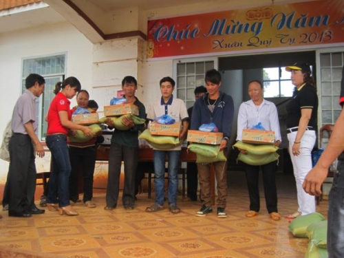 Ban Từ Thiện Huyện hội Phật giáo Đăk Mil tặng quà tại xã Đăk NDRót và xã Đăk Lao