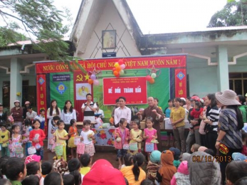 Chùa Viên Sơn tặng quà các cháu thiếu nhi nhân dịp Tết Trung thu 2013