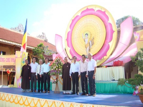 Lãnh đạo UBMTTQVN - HĐND tỉnh thăm chúc mừng Lễ Phật đản