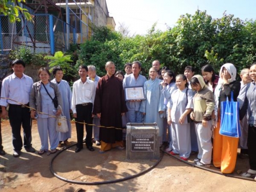 Phật giáo huyện Đăk R'Lấp tặng giếng khoan cho trường  tiểu học và mầm non.