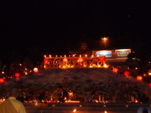 Đêm hoa đăng phóng sanh đầu năm tại chùa Hoa Khai
