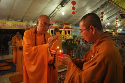 Trực tuyến Đêm hoa đăng lễ vía Đức A-di-đà Phật tại tổ đình Phước Viên