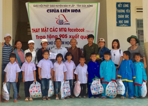 Ban từ thiện Chùa Liên Hoa trao quà và hơn 1000 xuất cơm cho học sinh ở xã Đắk R'măng