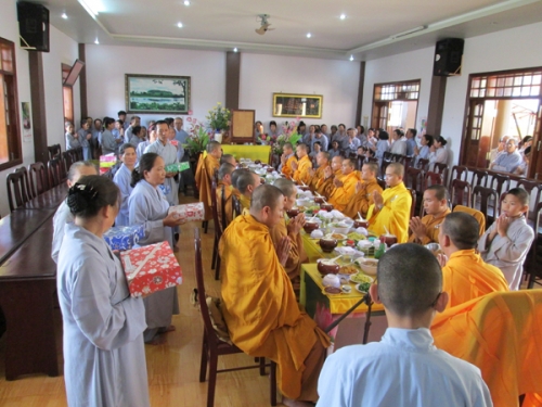 Phật tử Đạo tràng Ngọc Giác cúng dường trường hạ chùa Hoa Nghiêm