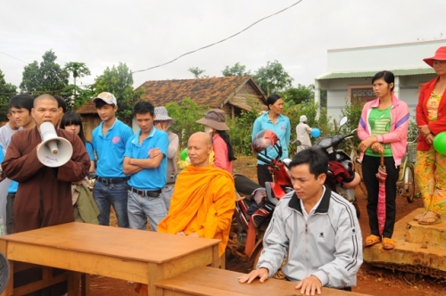 Ban Hoằng Pháp Phật giáo tỉnh Đắk Nông thăm và tặng quà trung thu các huyện