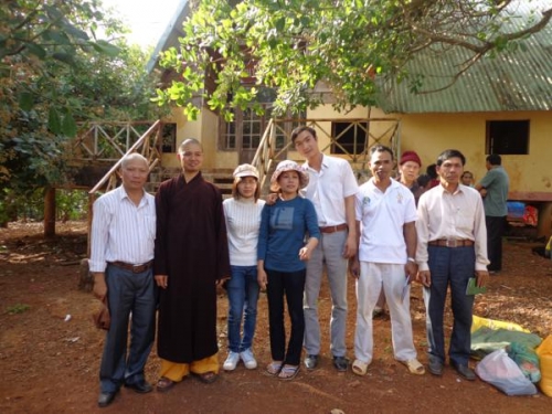 Huyện Hội Phật giáo Đăk RLấp tặng quà Tết cho người nghèo
