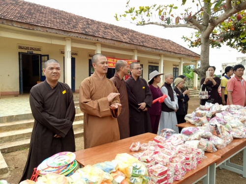 Ban Hoằng Pháp Phật Giáo tỉnh trao tặng trung thu tai  huyện Đăk song.