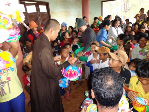 Trung thu về Bon Đăk Blao và Trường Dân tộc nội trú huyện