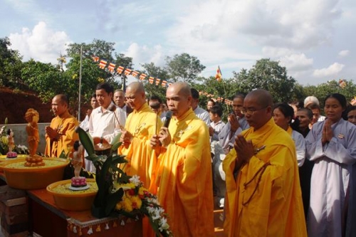 Niệm Phật Đường Phước Hoa tổ chức lễ Phật Đản và nhiểu hành xe hoa.