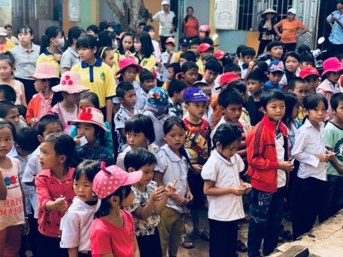 Quà trung thu tại trường tiểu học Trần Bội Cơ, Đắk Song