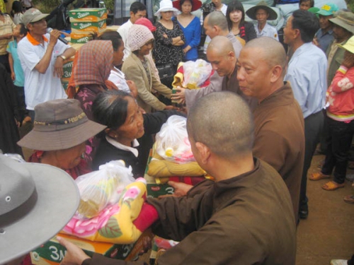 Đắk Mil: 400 phần quà đến với đồng bào nghèo