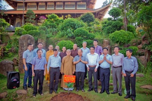 Chùa Pháp Hoa: Phó Tổng Kiểm toán Nhà nước tự tay trồng 2 cây Bồ đề đưa từ Ấn Độ về