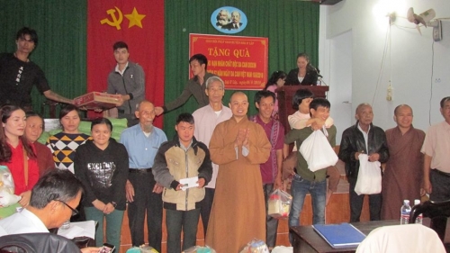 Phật giáo huyện Đắk R'lấp tặng quà nhân ngày nạn nhân chất độc màu da cam