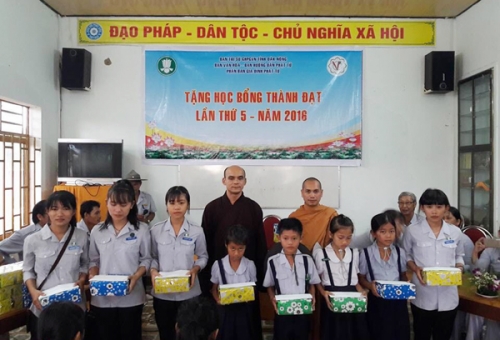 Cư Jút: Ban Văn hóa Phật giáo tỉnh trao tặng học bổng đến các em học sinh khó khăn