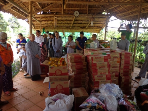 Đăk R'lấp: Khám chữa bệnh cho 1000 bệnh nhân & Phát 300 phần quà từ thiện nhân mùa Phật Đản
