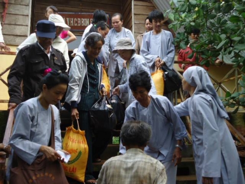 Đạo tràng Phước Thành xã Đăk Ru tặng quà cho đồng bào bệnh phong