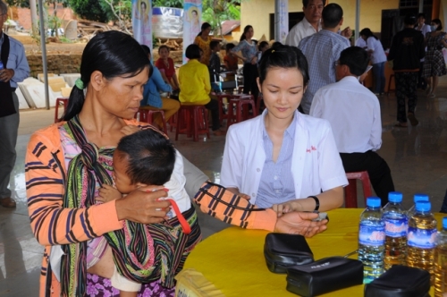 Chùa Hoa Khai khám chữa bệnh cho 1.256 bệnh nhân & Phát 200 phần quà từ thiện nhân mùa Phật Đản