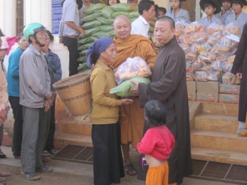 Phật Giáo huyện Đăk Mil phát quà “Tết vì người nghèo”