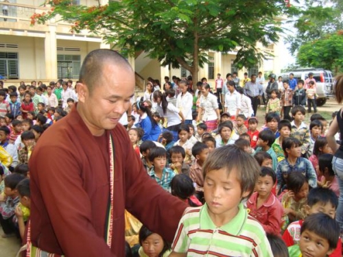 Chùa Viên Sơn tặng quà cho học sinh tại trường La Văn Cầu