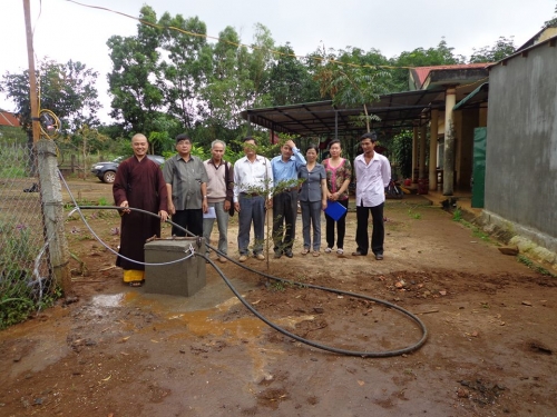 Hội khuyến học huyện Đăk R'lấp bàn giao giếng nước & tặng quà cho bà con nghèo