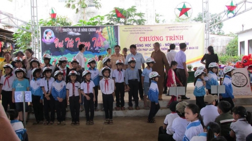 BTS PG huyện Đắk Lấp tặng 800 nón bảo hiểm, quà trung thu và học bổng