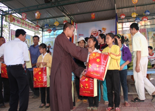 Chùa Phước Sơn tặng quà tết cho bà con xã Nam Dong