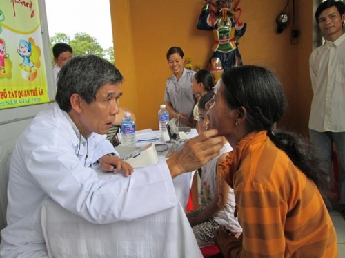 Khám bệnh và phát thuốc từ thiện tại NPĐ Phước Hoa – Xã Quảng Tín
